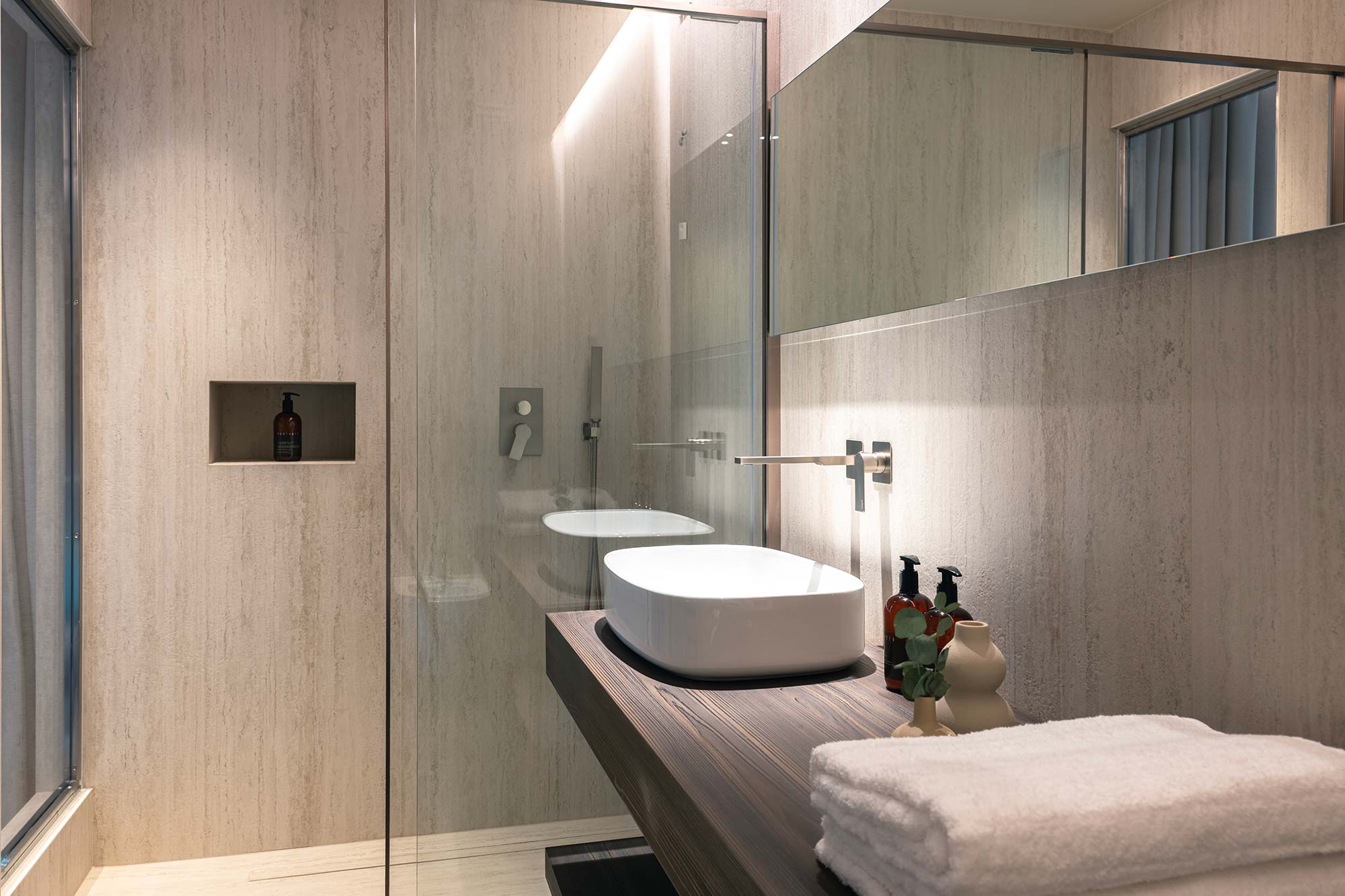 https://www.bartorellisuite.it/wp-content/uploads/2026/08/Bartorelli-room-amber-scheda-3-1.jpg